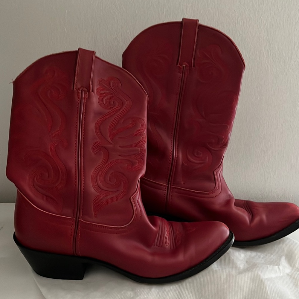 Durango cowgirl red boots SZ 8 1/2. Made to last!
